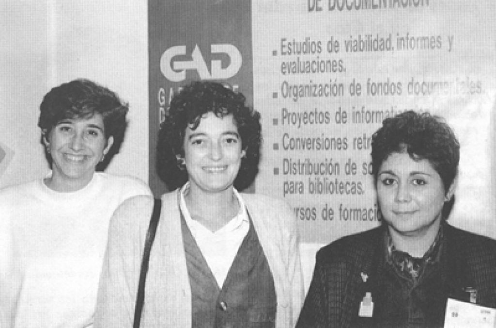 Stand del Gabinete de Asesores Documentalistas en Documat'94, Gijón. De izq. a der.: Eva Carrillo Velasco, Elisa García-Morales Huidobro, y Carmen Gutiérrez La Rubia.