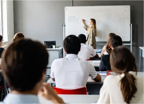 Profesora dando clases