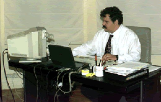 Joaquín van den Brule en su escritorio.