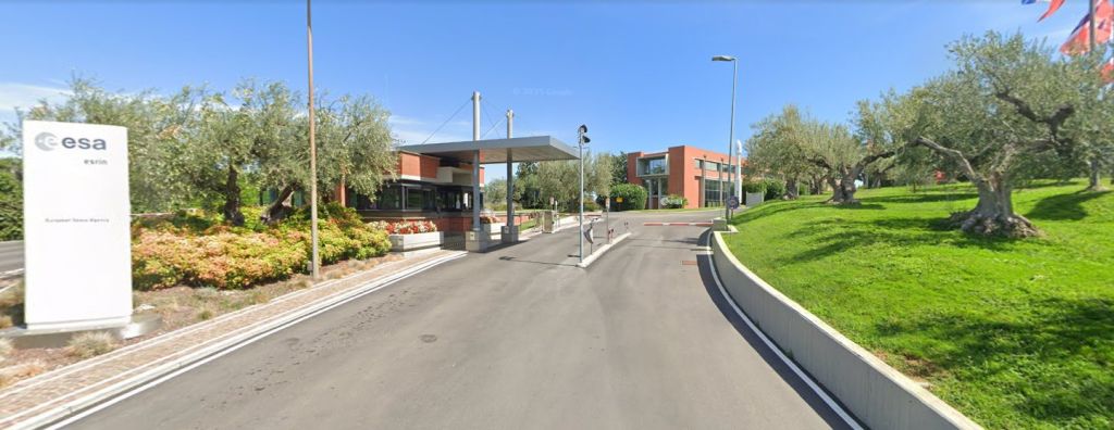 Entrada a las instalaciones del European Space Research Institute, sede de ESA/IRS.