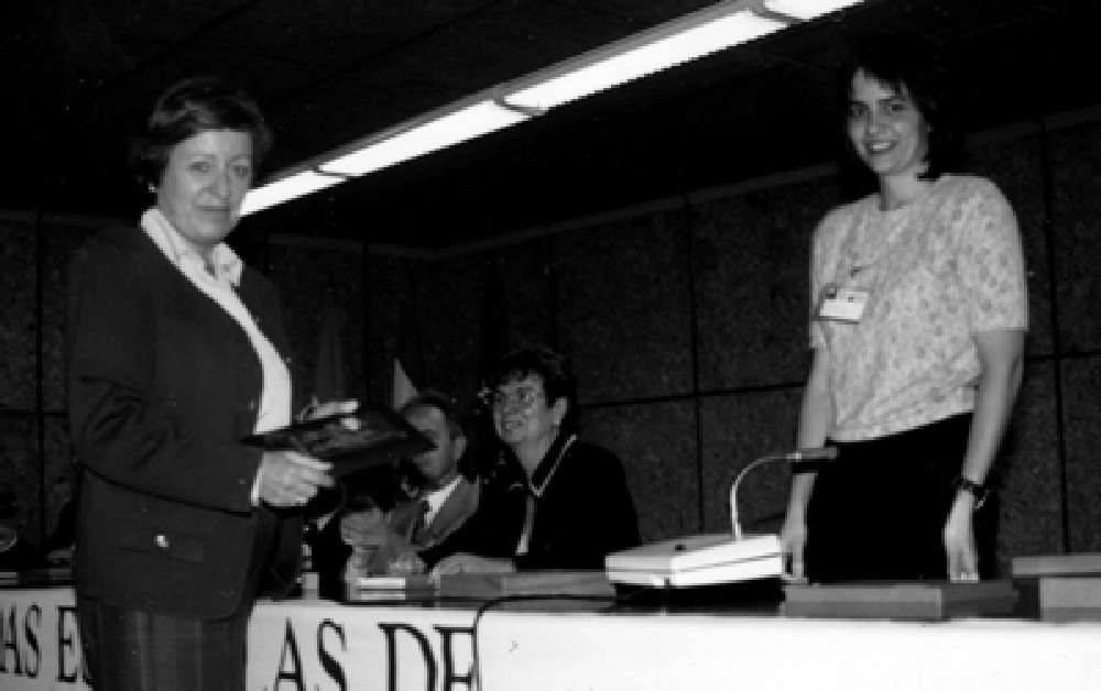 Francesca Buxó Bosch, directora de la biblioteca de Esade, recogió el premio concedido a Alfons Cornella Solans de manos de Susana Moralo Aragüete.