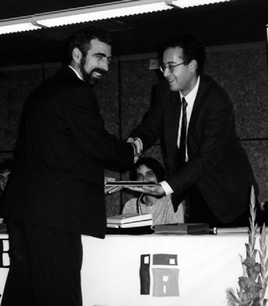 José Antonio Senso Ruiz entrega uno de los premios a Andrés Checa Martín, director de marketing de Protec, empresa productora de Arcano.