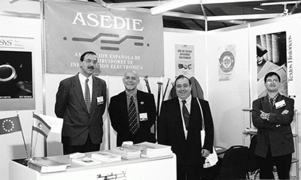 Una vista del stand de Asedie en el International Online Information Meeting de Londres, 1996: Jaime Tascón Casals, gerente de la Asociación, Julio Peñas, del Boletín Oficial del Estado (BOE), Miguel Ángel del Saz De la Fuente, Compañía Española de Petróleos SA (Cepsa) y José-María Mayordomo Bolta (exCindoc, Arthur Andersen y Cía. S.R.C., Madrid).